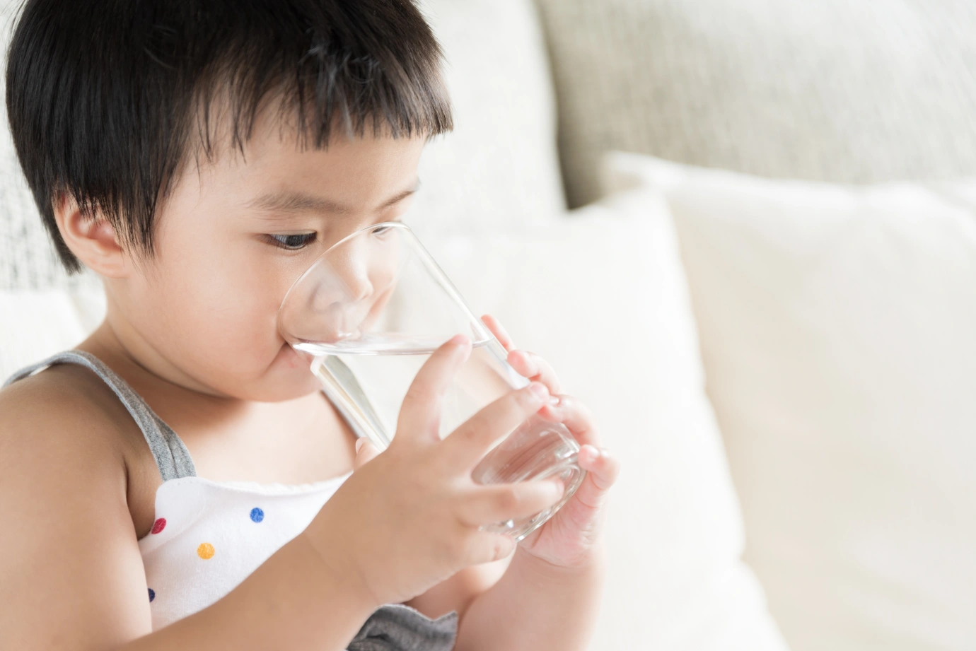 Selain menghidrasi tubuh, minum air putih hangat juga berguna untuk mengencerkan lendir pada saluran napas si Kecil.